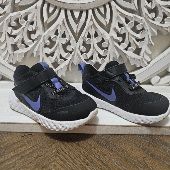 Nike Other - Nike black & purple shoe size 7c